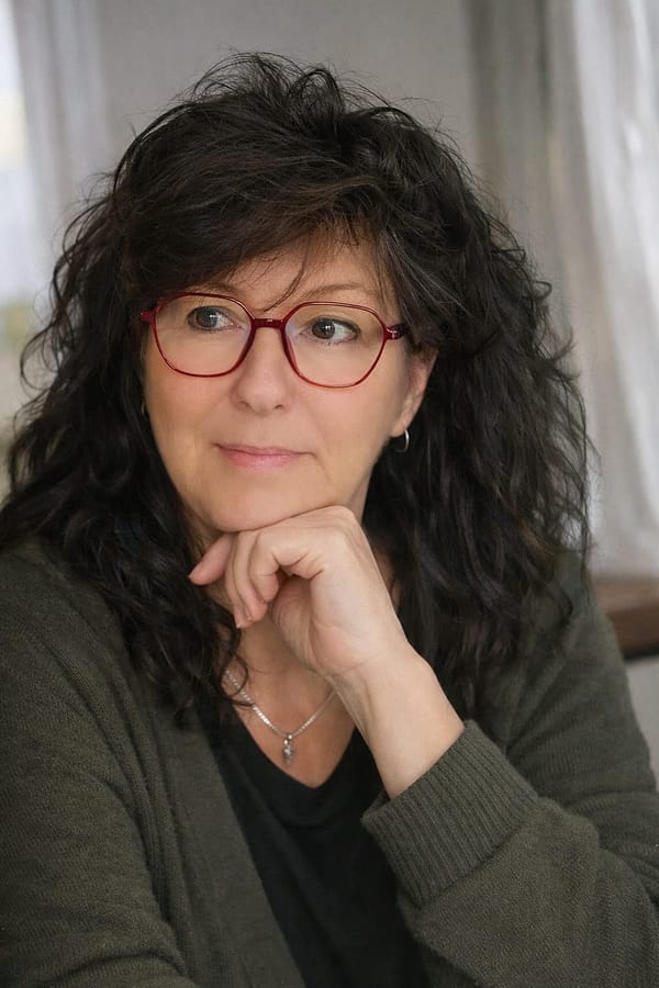 Eine Frau blickt zur Seite. Es sieht sehr nachdenklich aus
KI-Prompts zur Selbstreflexion für Frauen